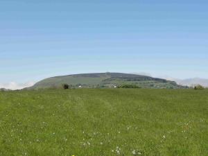 Carrowmore (2/4), pohled na horu Knocknarea s mohylou na vrcholu