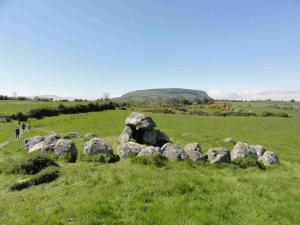 Carrowmore (4/4), jeden z dolmenů s kamenným kruhem, v pozadí Knocknarea