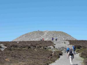 Knocknarea (3/3), mohyla (cairn) královny Medb na vrcholu, cca 3000 př. Kr.