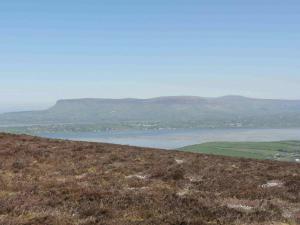 Ben Bulben (526 m) z vrcholu hory Knocknarea