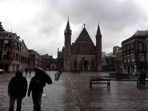 Binnenhof, východní křídlo, budova s věžičkami se jmenuje Ridderzaal (Rytířský sál, kolem 1250), Den Haag