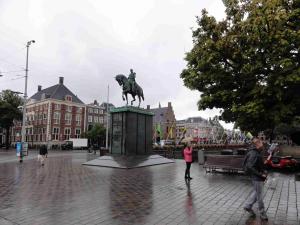 Jedna z mnoha jezdeckých soch Viléma II. Oranžského stojí před Binnenhofem, Den Haag