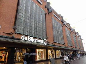 Obchodní dům De Bijenkorf (=Úl, 1926) postavený ve stylu amsterdamské školy, architekt P.Kramer, Den Haag