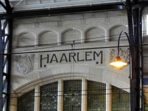 Haarlem secesní (nápis na vlakovém nádraží)