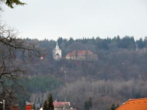 Trochu rozmazaná Skalka nad Mníškem (553 m, poutní místo z konce 17.st. s kostelíkem sv. Máří Magdalény, klášterem, poustevnou a křížovou cestou) 