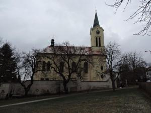 Kostel sv. Václava v Mníšku z roku 1756, věž je z roku 1867 (starší kostel sv. Václava stával na jiném místě náměstí již na přelomu 13.-14.st.)