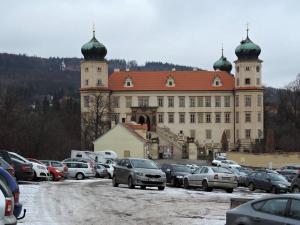 Zámek v Mníšku je ze 17.st. (architekt C.Lurago), stojí ale na místě středověké tvrze, postavené na Zlaté stezce (z Bavor do Prahy)