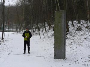 Tento kamenný obelisk stojí v místě průsečíku 50. rovnoběžky nedaleko od rybníka Jureček. Proříznutý průzor je v ose rovnoběžky. Průběh 50. rovnoběžky pak naznačuje žulový práh přes cestu. (komentář je z mapy.cz)