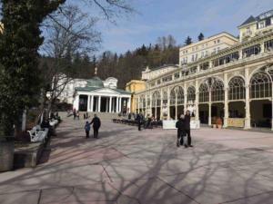 Vpravo kolonáda Maxima Gorkého, v průčelí pavilon Křížového pramene