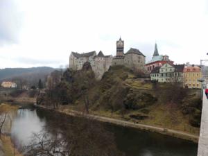 Hrad Loket focený z mostu TGM. Hrad byl založen v 1.pol. 13.st. Rozšířen byl za Jana Lucemburského, přestavěn v letech 1434-1547, v letech 1792-1948 zde byla věznice