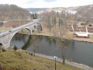 Most TGM přes řeku Ohři je z roku 1936, vpravo je vidět loketský amfiteátr